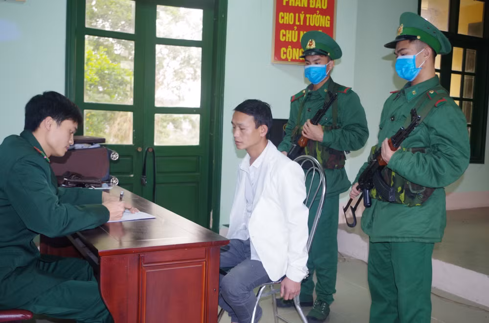 Cán bộ Đồn Biên phòng Hải Hòa (Quảng Ninh) lấy lời khai đối tượng Lý A Tùng.