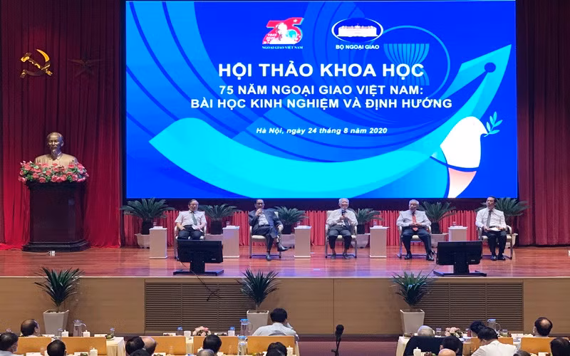 Các diễn giả trong phiên thảo luận sáng nay. (Ảnh: Hoàng Hà)