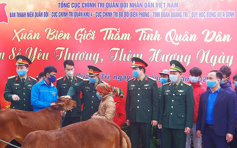 Ban Tổ chức chương trình "Xuân biên giới thắm tình quân dân" trao bò giống tặng bà con nông dân.