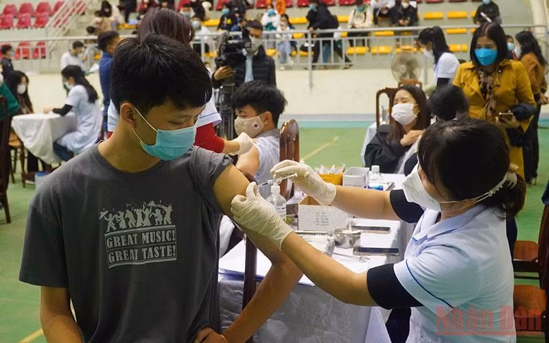 Tiêm vaccine cho học sinh Trường THPT Chuyên Võ Nguyên Giáp (Quảng Bình).