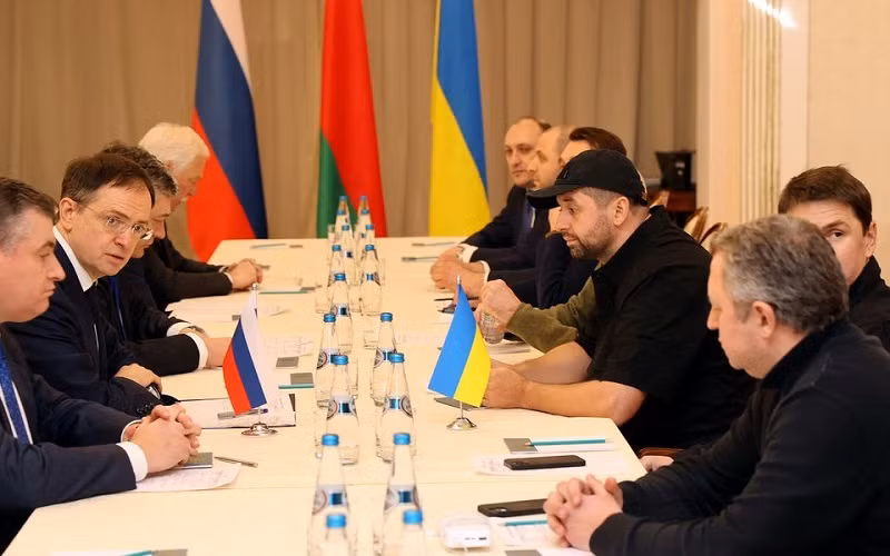 Phái đoàn Nga và Ukraine tại cuộc đàm phán ở vùng Gomel, Belarus ngày 28/2/2022. (Ảnh: BelTA/REUTERS)