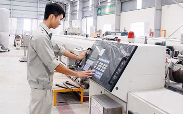 Hệ thống điều khiển tự động sản xuất ống nhựa của Công ty TNHH Nhựa Thiếu niên Tiền phong miền trung ở Khu kinh tế Đông Nam (Nghệ An). Ảnh: HOÀNG VĨNH