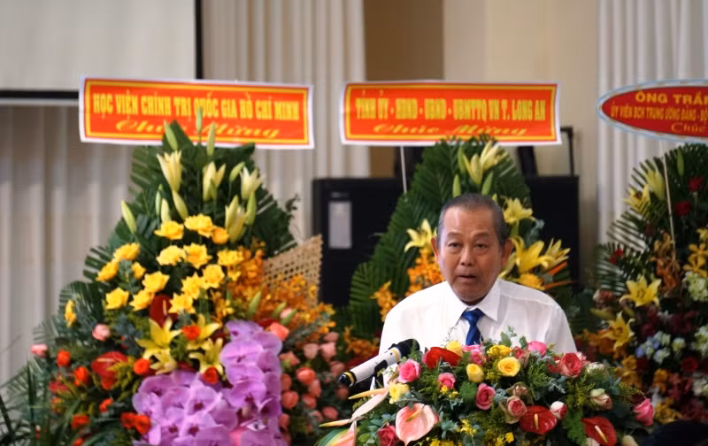 Phó Thủ tướng Thường trực Chính phủ Trương Hòa Bình phát biểu tại hội thảo. 