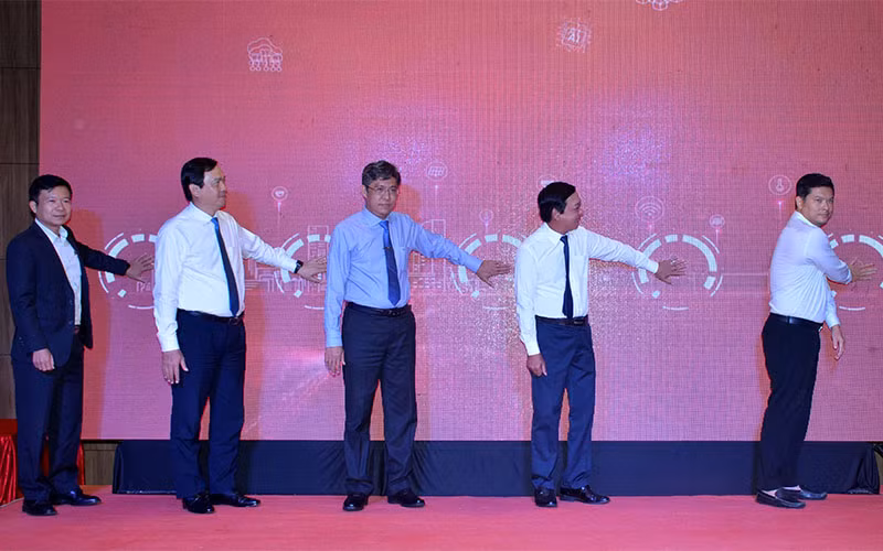 Đại diện lãnh đạo Tổng cục Du lịch Việt Nam cùng lãnh đạo UBND tỉnh Bình Thuận, ngành du lịch và Hiệp hội du lịch tỉnh bấm nút công bố Sàn Thương mại du lịch Bình Thuận.