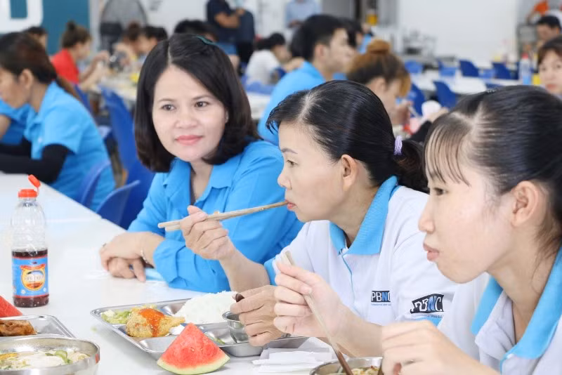 Bà Nguyễn Hoàng Bảo Trân, Đoàn đại biểu Quốc hội tỉnh Bình Dương (thứ ba từ phải sang) thăm hỏi công nhân lao động, thời điểm dịch Covid-19 chưa bùng phát.