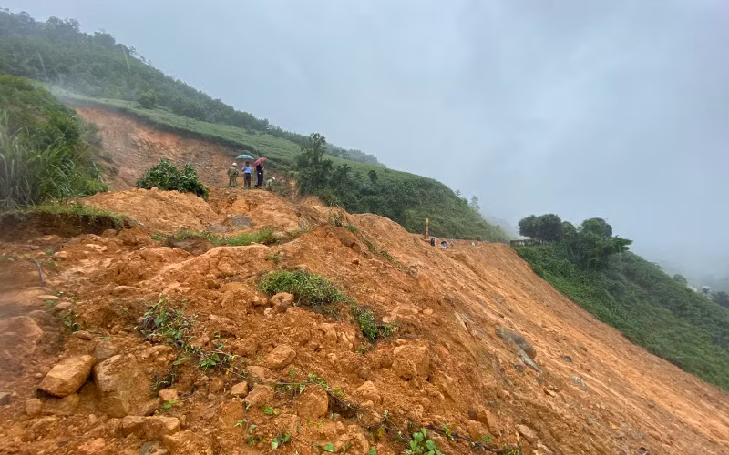 Khoảng 22.300 m3 đất đá từ núi cao tràn xuống vùi lấp hoàn toàn 300 m đường Trường Sơn Đông, đoạn qua địa bàn xã Sơn Long, huyện Sơn Tây, tỉnh Quảng Ngãi