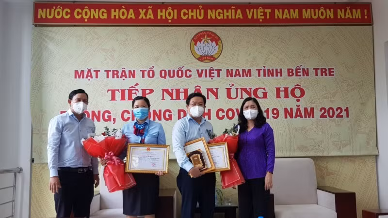 Lãnh đạo tỉnh Bến Tre trao bằng khen và kỷ niệm chương cho VietinBank vì những đóng góp trong công tác phòng, chống dịch Covid-19. 