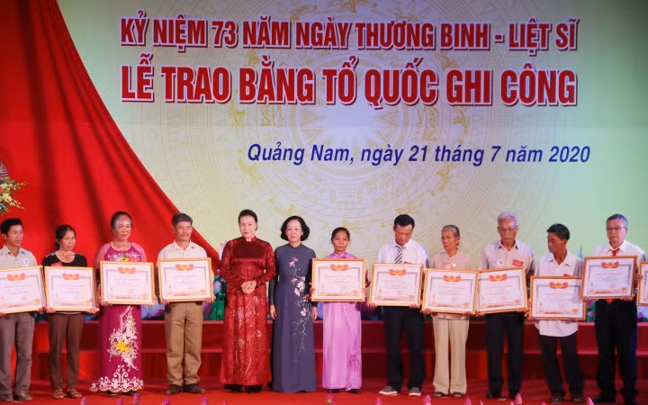 Chủ tịch Quốc hội Nguyễn Thị Kim Ngân và Trưởng Ban Dân vận T.Ư Trương Thị Mai trao Bằng Tổ quốc ghi công cho thân nhân các liệt sĩ.