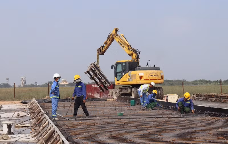 Các đơn vị nhà thầu triển khai thi công sửa chữa, nâng cấp đường băng sân bay Nội Bài. 