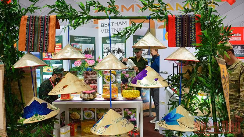 Phía ngoài gian triển lãm của Quân đội nhân dân Việt Nam tại Nhà Hữu nghị ở thao trường Alabino, Liên bang Nga. Ảnh: TRỊNH DŨNG