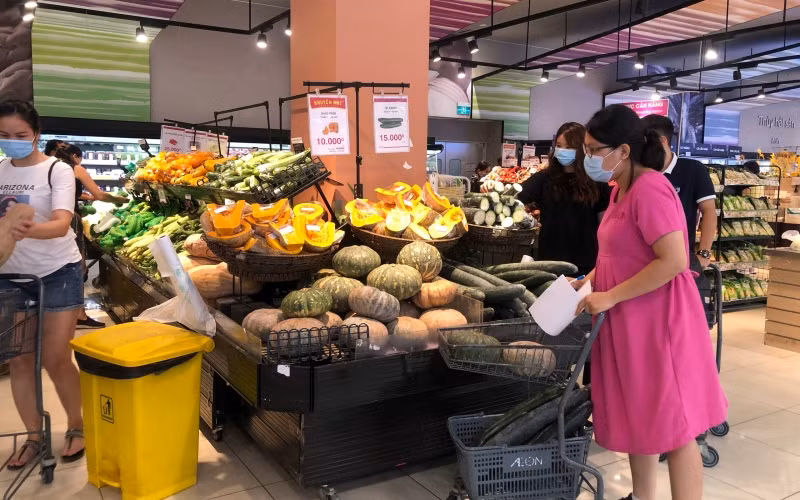 Quầy hàng rau củ quả phong phú, liên tục được bổ sung tại siêu thị Aeon Long Biên.