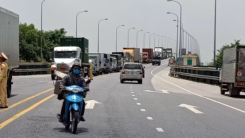 Ô-tô ùn ứ ngay trước chốt kiểm dịch cầu Tân Đệ (huyện Vũ Thư, tỉnh Thái Bình) do quy định phải có giấy xét nghiệm âm tính mới được vào địa bàn. 