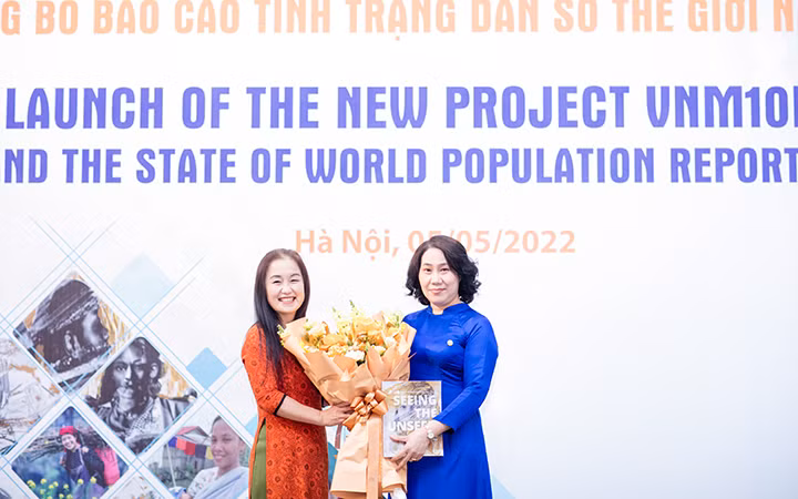 Đại diện Tổng cục Thống kê và UNFPA tại lễ khởi động dự án (Ảnh: UNFPA)