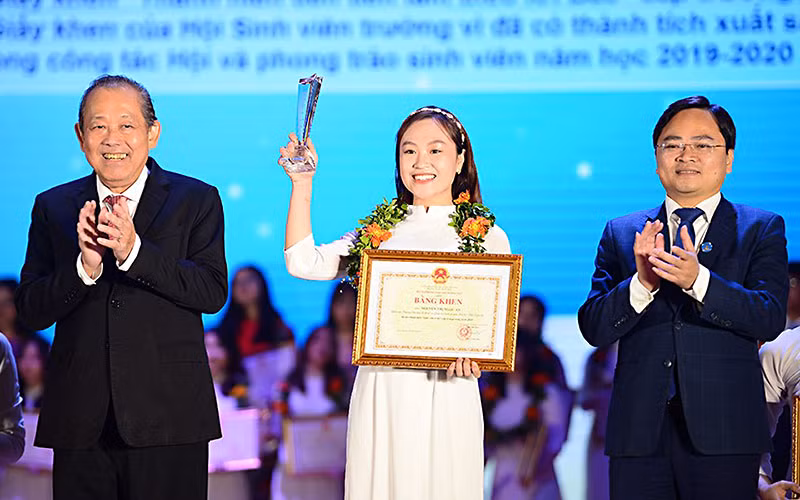Tuyên dương 198 cá nhân và 24 tập thể 