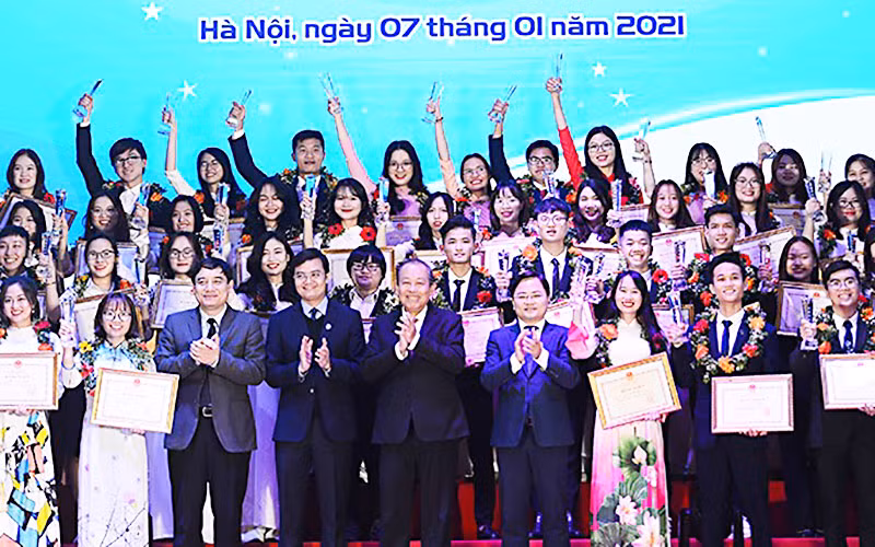 Các đồng chí Lãnh đạo Đảng, Nhà nước, các bộ, ngành, đoàn thể cùng những "Sinh viên 5 tốt" cấp T.Ư năm nay.