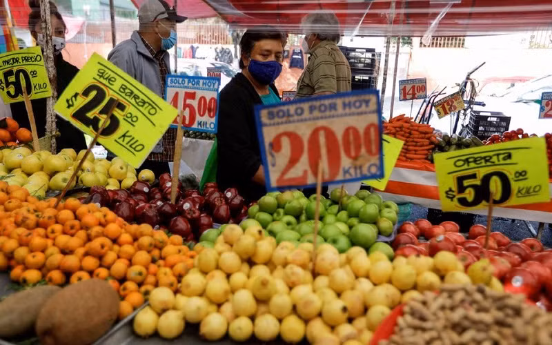 Trái cây bày bán tại 1 khu chợ đường phố ở Mexico City, Mexico, ngày 17/12/2021. (Ảnh: REUTERS)