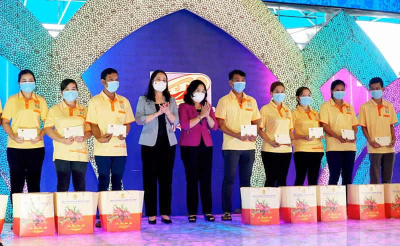 Phó Chủ tịch nước thăm, tặng quà, chúc Tết công nhân, người lao động tại tỉnh Sóc Trăng -0