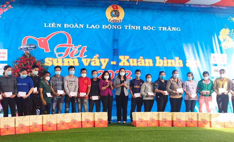 Phó Chủ tịch nước Võ Thị Ánh Xuân và lãnh đạo Tỉnh ủy Sóc Trăng tặng quà Tết cho công nhân, người lao động tại Khu công nghiệp An Nghiệp.