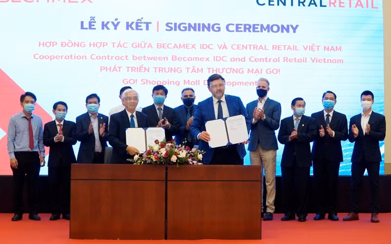 Lãnh đạo Becamex IDC và Tập đoàn Central Retail Việt Nam ký kết Hợp đồng hợp tác phát triển dự án Trung tâm thương mại.