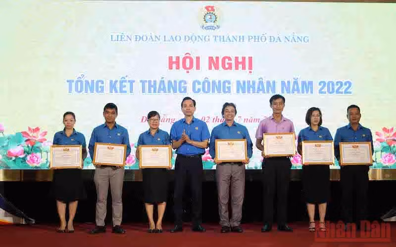 Khen thưởng các đơn vị đã tổ chức tốt hoạt động Tháng Công nhân.