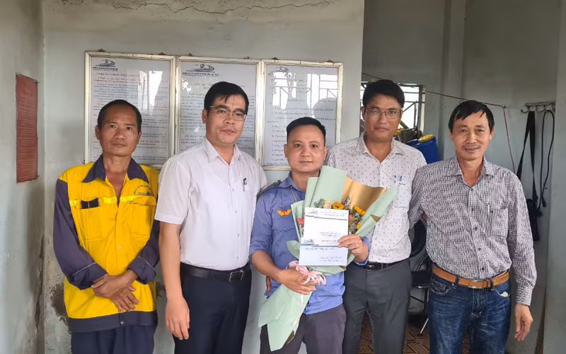 Khen ngợi nhân viên đường sắt dũng cảm cứu người