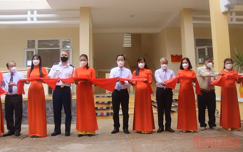 Đại biểu tham dự buổi lễ thực hiện nghi thức cắt băng khánh thành Trường Tiểu học Trà Thị Cụt. 