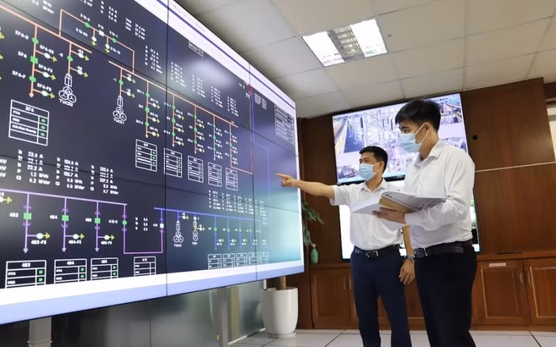 Theo dõi, giám sát mạng lưới điện tại Trung tâm điều khiển xa Điện lực Vĩnh Phúc.