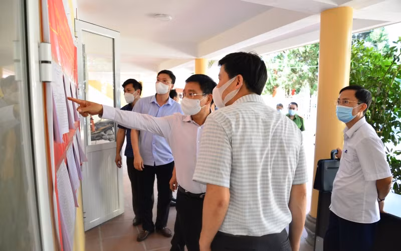 Ông Nguyễn Văn Thắng, Ủy viên Trung ương Đảng, Bí thư Tỉnh ủy Điện Biên (thứ hai từ phải sang) kiểm tra công tác chuẩn bị bầu cử tại huyện Nậm Pồ.