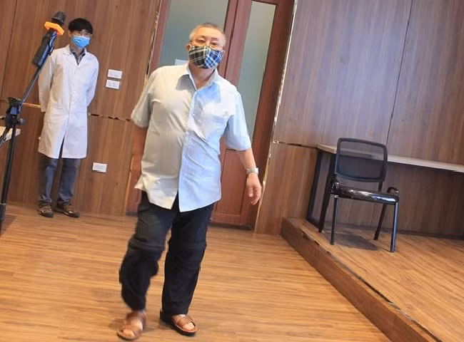 Lần đầu tiên thay toàn bộ xương đùi bằng kim loại cho bệnh nhân -0