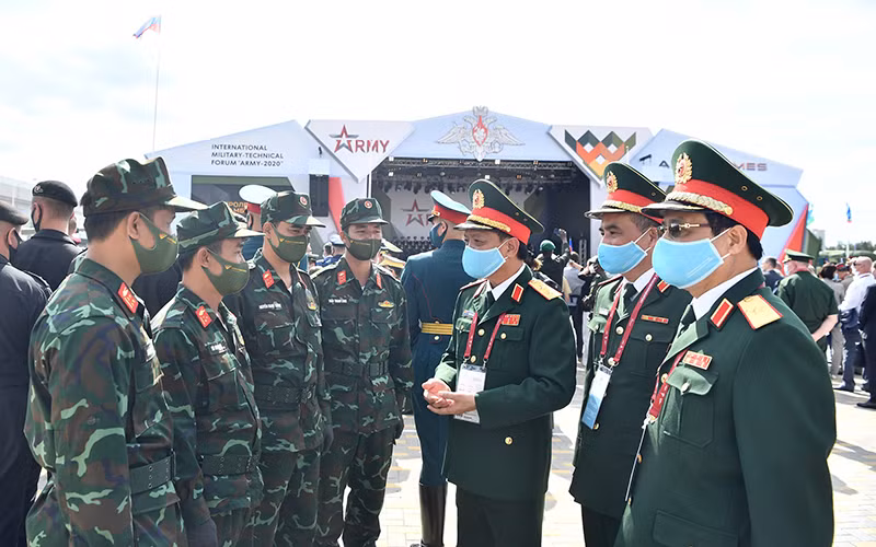 Trung tướng Ngô Minh Tiến (thứ 3 từ phải sang), Phó Tổng tham mưu trưởng dẫn đầu Đoàn cấp cao Quân đội nhân dân Việt Nam sang LB Nga dự lễ khai mạc Army Games 2020. Ảnh: Trọng Hải/Báo Quân đội nhân dân