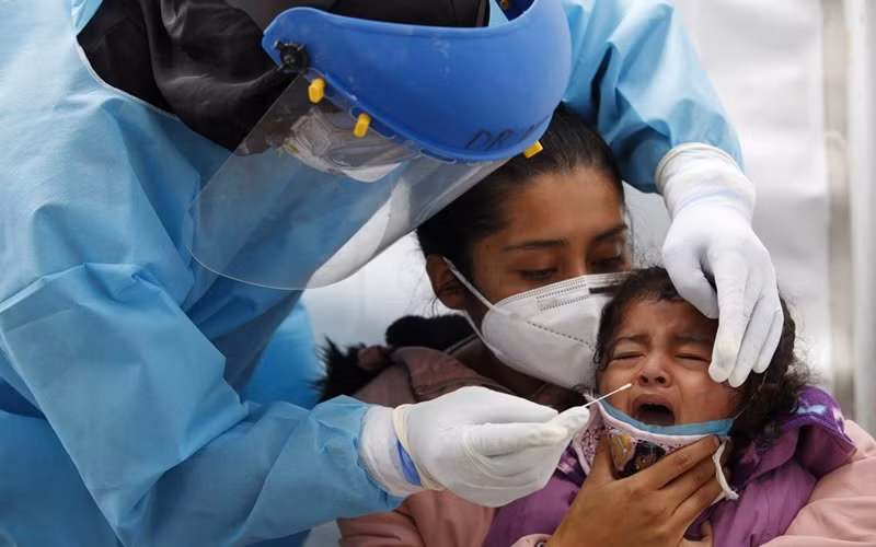 Xét nghiệm nhanh Covid-19 tại Mexico City, Mexico. (Ảnh: AP)