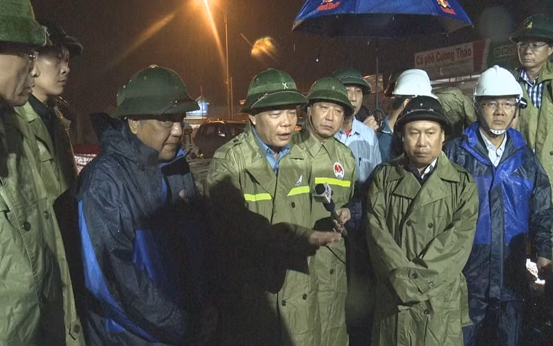 Bộ trưởng Nguyễn Xuân Cường kiểm tra Khu nao đậu tàu cá sông Gianh (Quảng Bình).