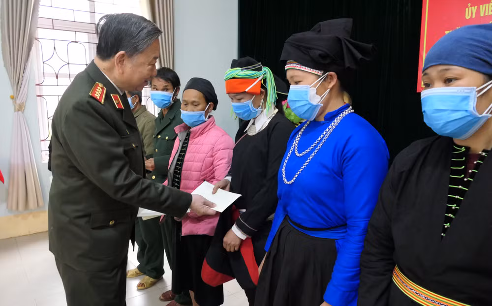 Bộ trưởng Công an Tô Lâm làm việc và chúc Tết tại tỉnh Hà Giang -0