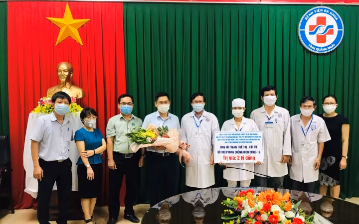 Đại diện các doanh nghiệp trao biểu trưng hỗ trợ trang thiết bị y tế cho Bệnh viện đa khoa tỉnh Quảng Ngãi chống dịch Covid-19.