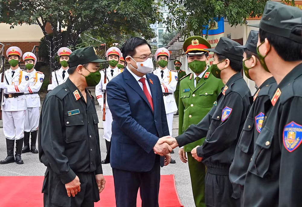 Chủ tịch Quốc hội Vương Đình Huệ thăm, chúc Tết lực lượng vũ trang tại Hà Nội -0