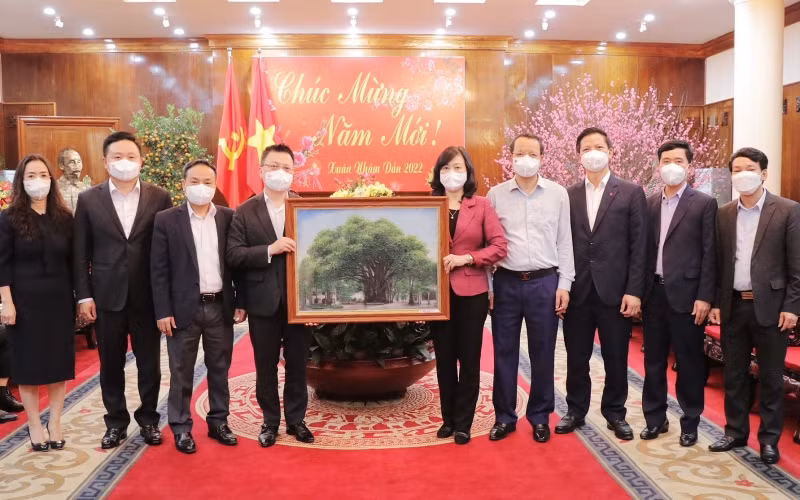 Các đồng chí lãnh đạo tỉnh tặng quà lưu niệm cho Đoàn công tác Báo Nhân Dân.