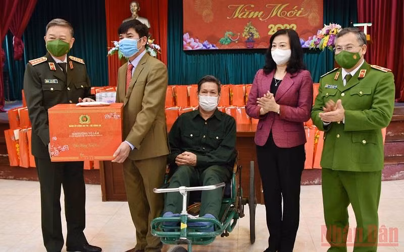 Bộ trưởng Công an Tô Lâm tặng quà Trung tâm điều dưỡng thương binh Thuận Thành và các thương, bệnh binh.