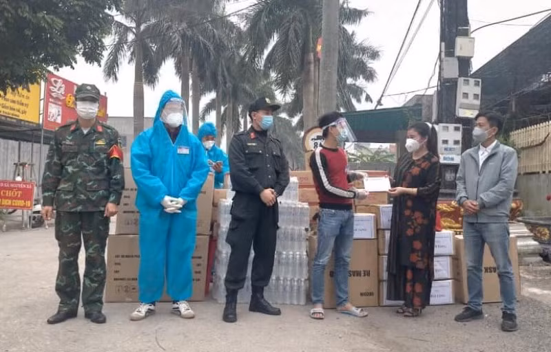 Nhiều tổ chức, cá nhân tặng quà hỗ trợ tuyến đầu chống dịch tại xã Nguyên Xá (huyện Vũ Thư, tỉnh Thái Bình).
