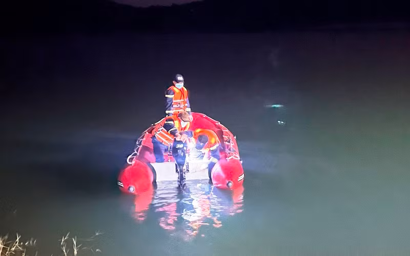 Lực lượng chức năng tìm kiếm nạn nhân trong đêm. 
