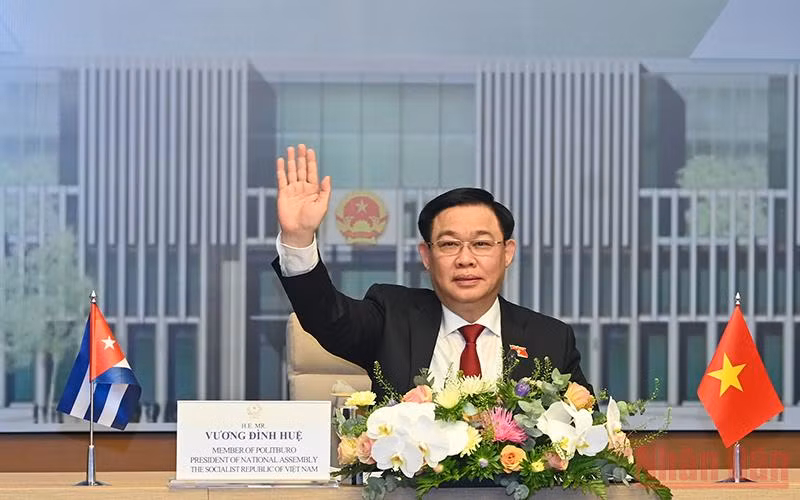 Chủ tịch Quốc hội Vương Đình Huệ vẫy tay chào Chủ tịch Quốc hội chính quyền nhân dân Cuba Esteban Lazo Hernandez. (Ảnh: Duy Linh)