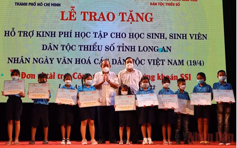 Nguyên Phó Thủ tướng Thường trực Chính phủ Trương Hòa Bình trao kinh phí học tập cho học sinh dân tộc thiểu số có hoàn cảnh khó khăn tại Long An.