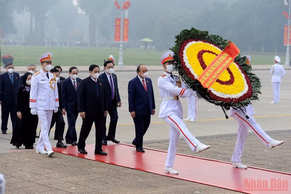 Các đại biểu Quốc hội vào Lăng viếng Chủ tịch Hồ Chí Minh -0