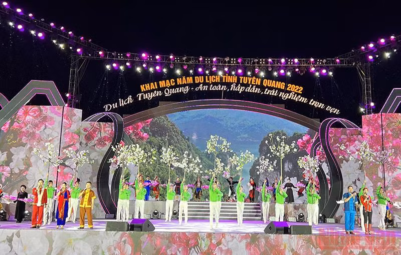 Màn hát múa tại chương trình khai mạc.