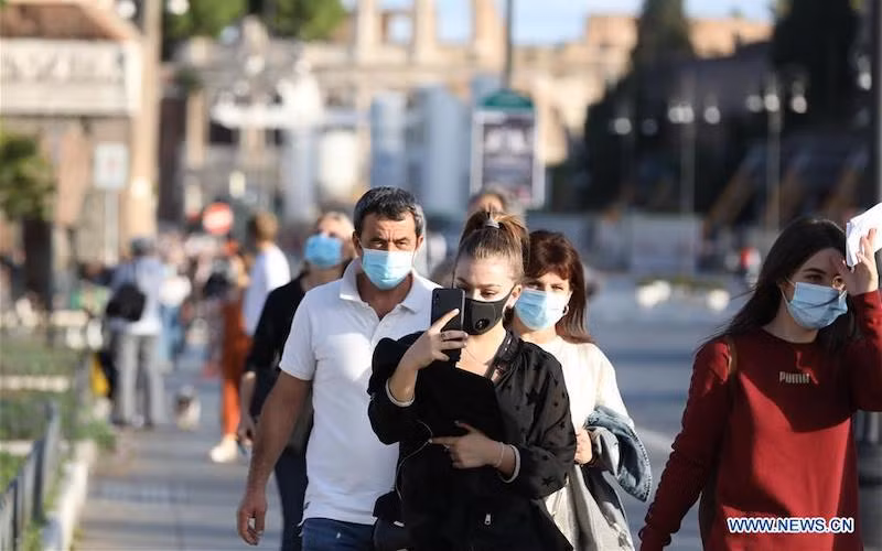 Người dân đeo khẩu trang đi bộ trên đường Via dei Fori Imperiali, ở Rome, Italy, ngày 6-10-2020. (Ảnh: Xinhua)