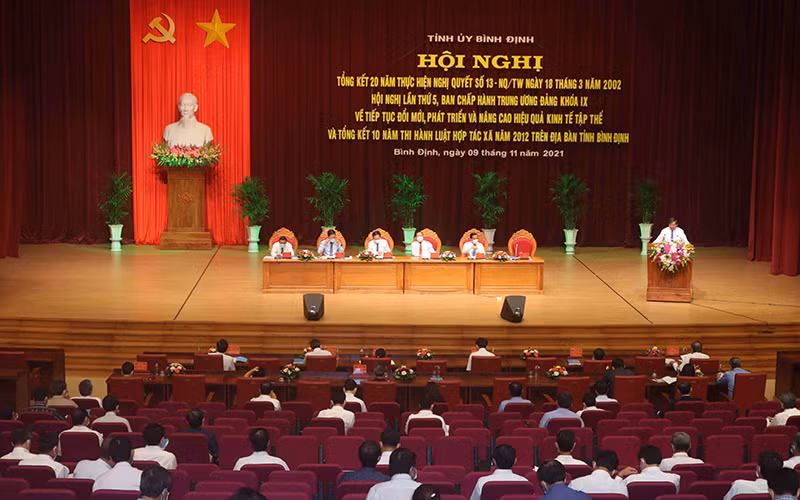 Quang cảnh Hội nghị tổng kết 20 năm thực hiện Nghị quyết số 13-NQ/TW ngày 18/3/2002 của Ban Chấp hành Trung ương Đảng (khóa IX) về tiếp tục đổi mới, phát triển và nâng cao hiệu quả kinh tế tập thể và tổng kết 10 năm thi hành Luật hợp tác xã năm 2012 trên địa bàn tỉnh Bình Định.