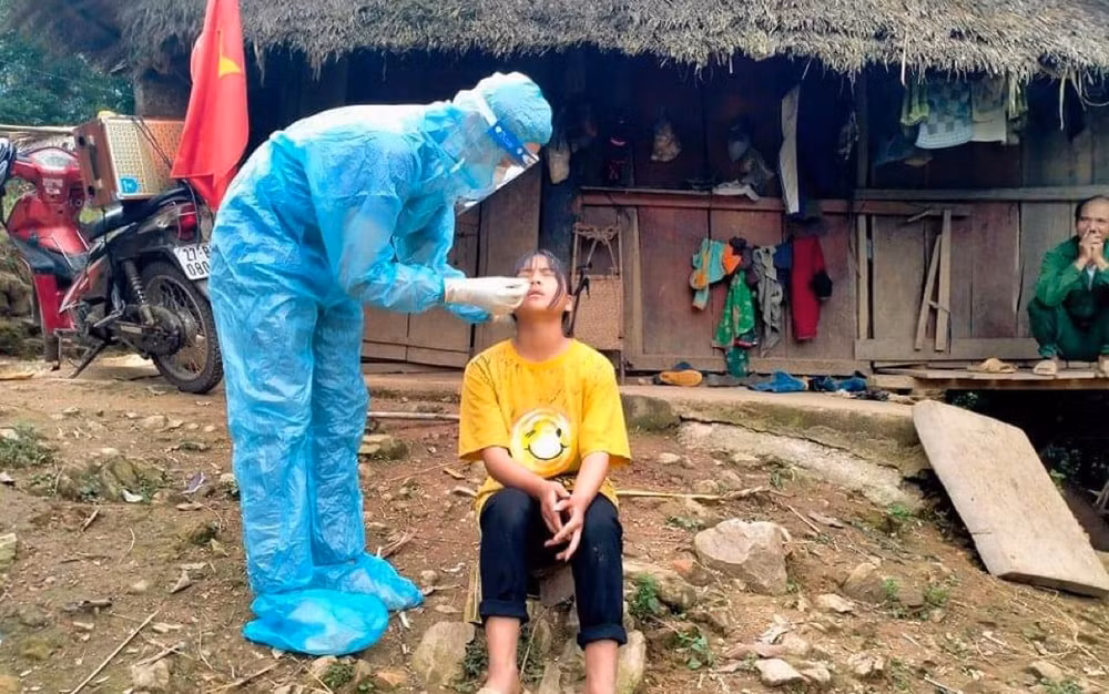 Về bản, đi nương lấy mẫu test nhanh cho người dân Mường Nhà. (Ảnh: Bác sĩ Từ Bá Hải)