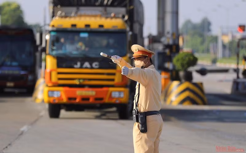 Ảnh tư liệu: Lực lượng chức năng Hà Nội làm việc tại chốt kiểm soát dịch đặt tại Trạm thu phí cao tốc Pháp Vân - Cầu Giẽ, ngày 14/7/2021. (Ảnh: HÀ NAM)