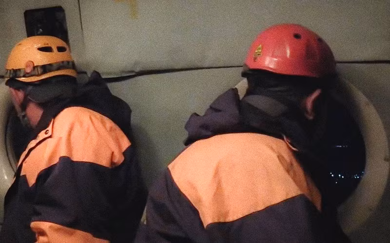 Lực lượng cứu hộ tìm kiếm máy bay mất tích. (Ảnh: TASS)