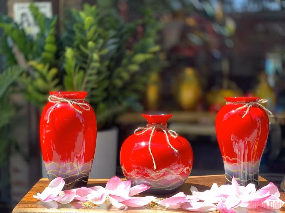 Sản phẩm của sơn mài Hạ Thái được ưa chuộng làm quà tặng du lịch. 