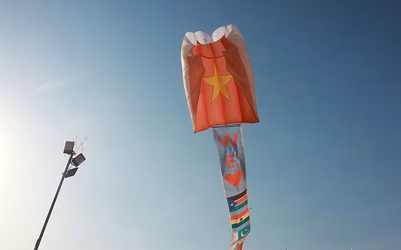 Chiếc diều in hình lá cá cờ Việt Nam tung bay trên bầu trời châu Phi. (Ảnh: Báo Quân đội Nhân dân)